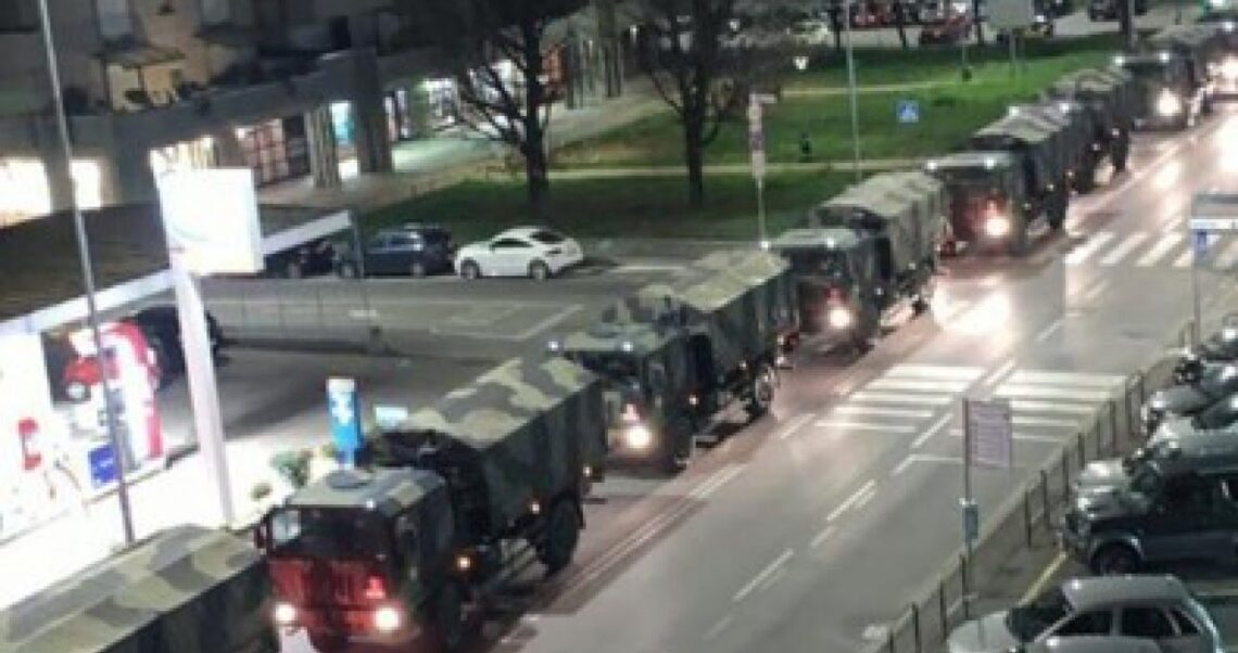 Tak, te pojazdy wojskowe wywożą trumny z Bergamo