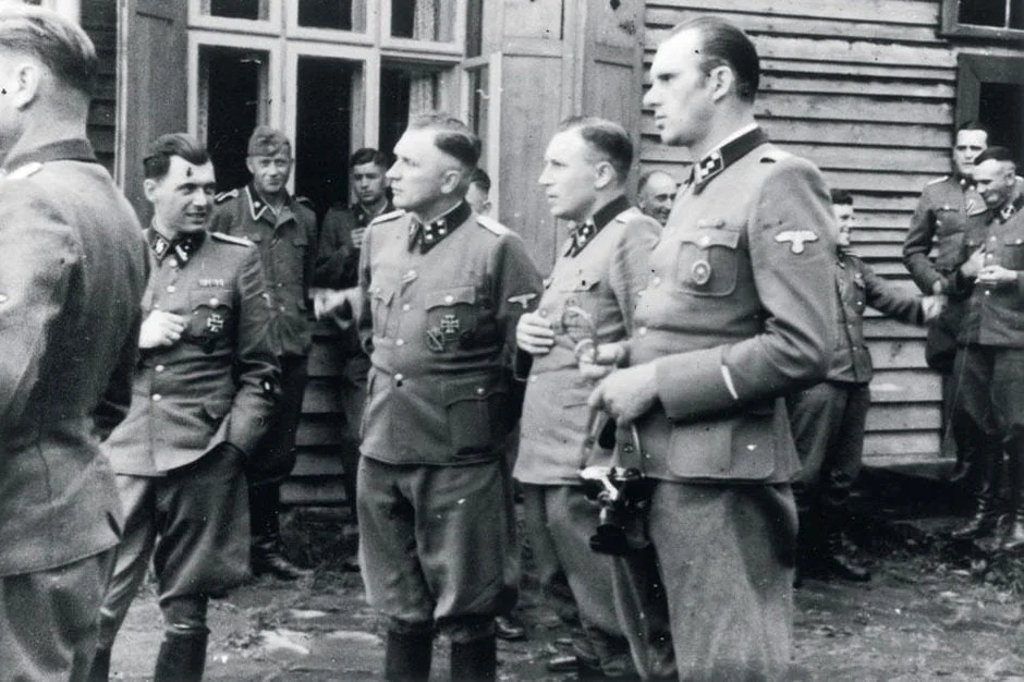 Josef Mengele (po lewej) w Auschwitz (wykadrowana wersja tego zdjęcia została pokazana przez Ossebaard w Fall Cabal - Upadek Kabały)