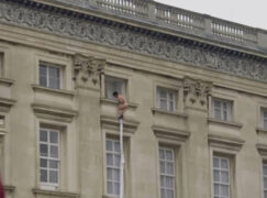 Nagie dziecko ucieka z pałacu Buckingham? To reklama serialu “The Royals”