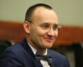 Nie, edukatorzy seksualni nie podają dzieciom środków na zmianę płci.