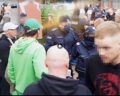 Policjant bez maseczki na marszu. Dotarliśmy do pełnego materiału wideo.