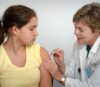 PiS wprowadzi przymusowe szczepienia na koronawirusa? Sprawdzamy akty prawne.