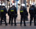 Podwyżki dla policjantów za tłumienie protestów? Sprawdzamy