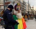 Nie, tęczowy Mikołaj nie został zatrzymany przez Policję.