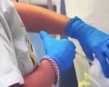 Szczepienie na COVID-19 „przez bluzkę”? Nie, to prezentacja dla mediów