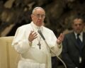 Nie, papież Franciszek nie został aresztowany. To fake news