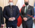 Nie, odznaczona kobieta z Grodziska nie szczepiła wcześniej ministra Niedzielskiego