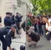 Nagranie policji bijącej brawa nie pochodzi z ostatnich manifestacji we Francji