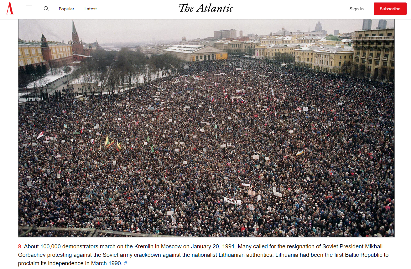 Zdjęcie moskiewskiego protestu z 20 stycznia 1991 roku opublikowane na łamach The Atlantic (autor: Vitaly Armand)