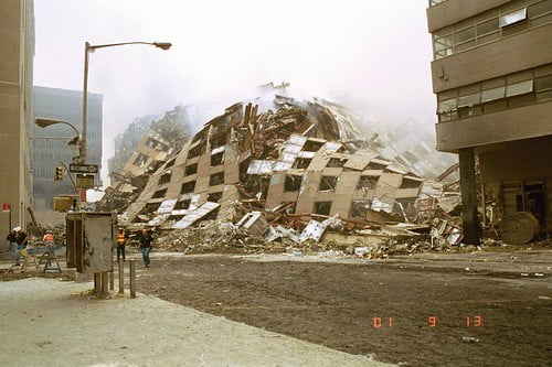 Śmierć i pył. Teorie spiskowe dotyczące zamachów z 11 września. Część IV: WTC 7