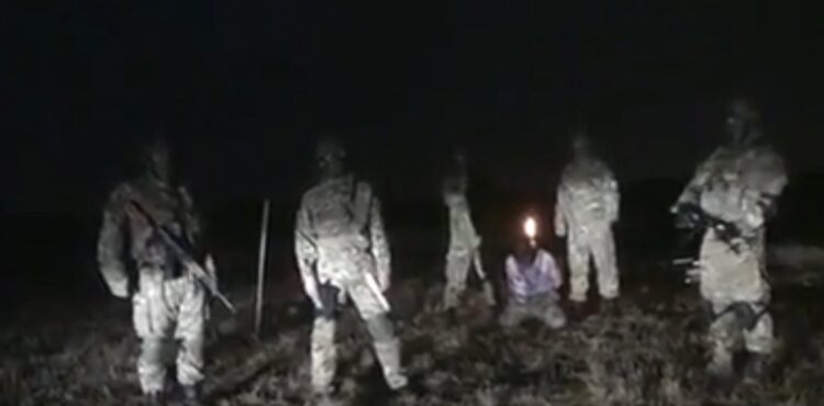 Film przedstawia ukrzyżowanie separatysty przez żołnierzy Pułku “Azow”? Sprawdzamy