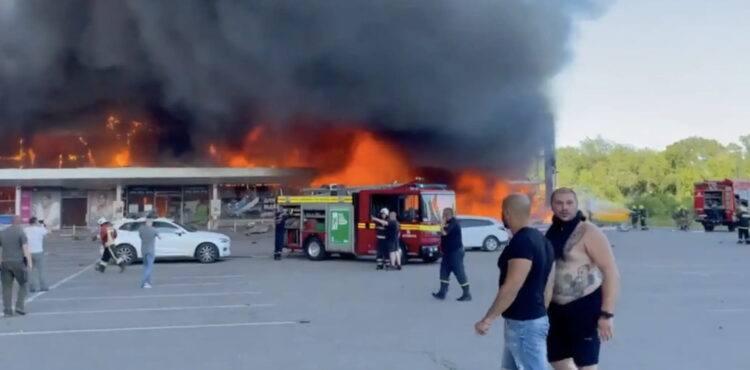 Rosyjski atak na centrum handlowe w Krzemieńczuku. Analiza