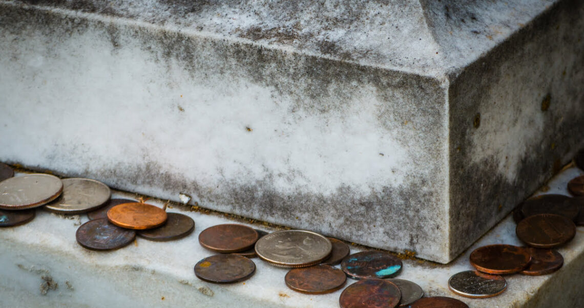 Tajemnicze monety na nagrobkach w Kazimierzu Dolnym