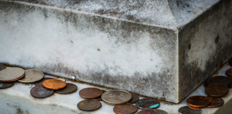 Tajemnicze monety na nagrobkach w Kazimierzu Dolnym