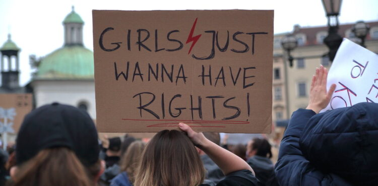 Raport PJATK o prawach kobiet część 1: edukacja seksualna i antykoncepcja
