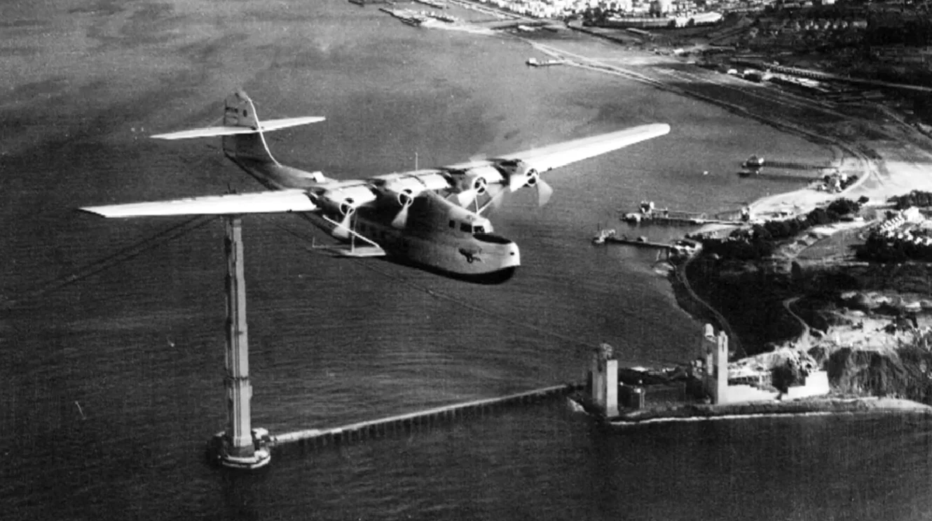 Hydloplan China Clipper linii, wyruszający w trasę do Honolulu - w tle budowa Golden Gate, 22 Listopada 1935