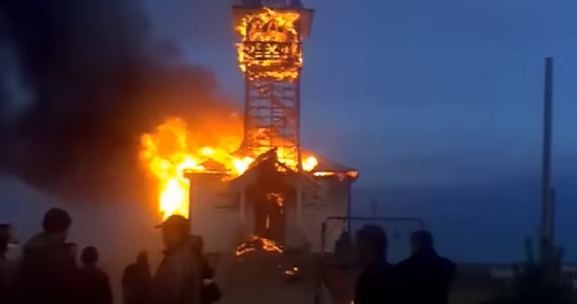 Ta cerkiew nie spłonęła w Nowopołtawce w Ukrainie, tylko w Rosji w 2013 roku
