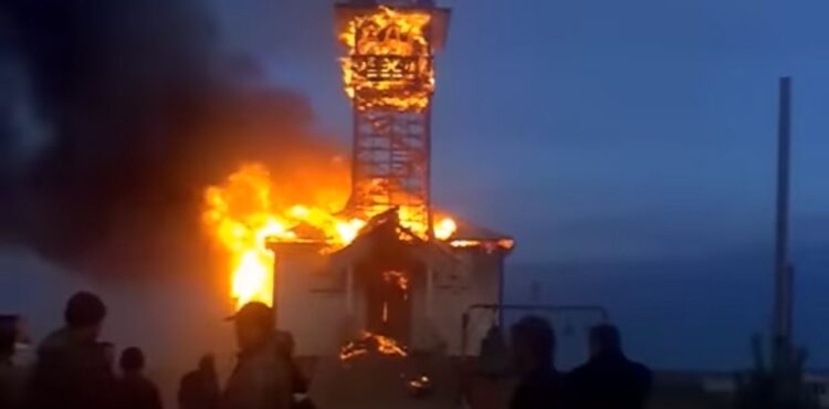 Ta cerkiew nie spłonęła w Nowopołtawce w Ukrainie, tylko w Rosji w 2013 roku
