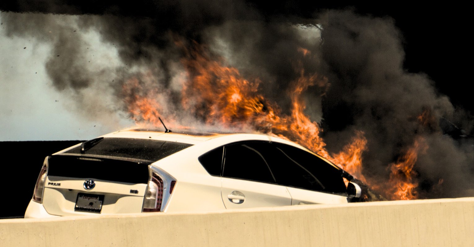 Pożary aut elektrycznych – jak często do nich dochodzi i ile trwa gaszenie