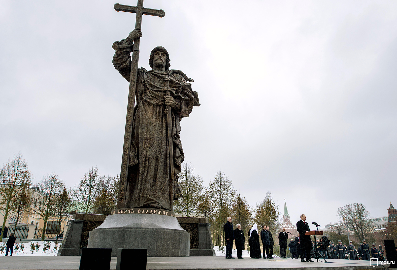 Wywiad Tucker Carlson - Putin wspomina o Włodzimierzu Wielkim jako chrzcicielu Rosji. Na zdjęciu widać odsłonięcie moskiewskiego pomnika Włodzimierza Wielkiego