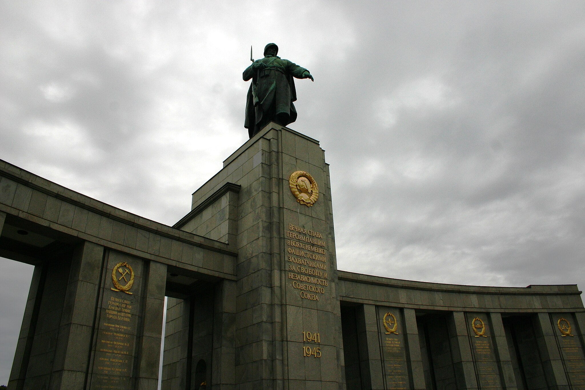 Pomnik Żołnierzy Radzieckich w Berlinie-Tiergarten. Duralupe5, CC BY-SA 3.0