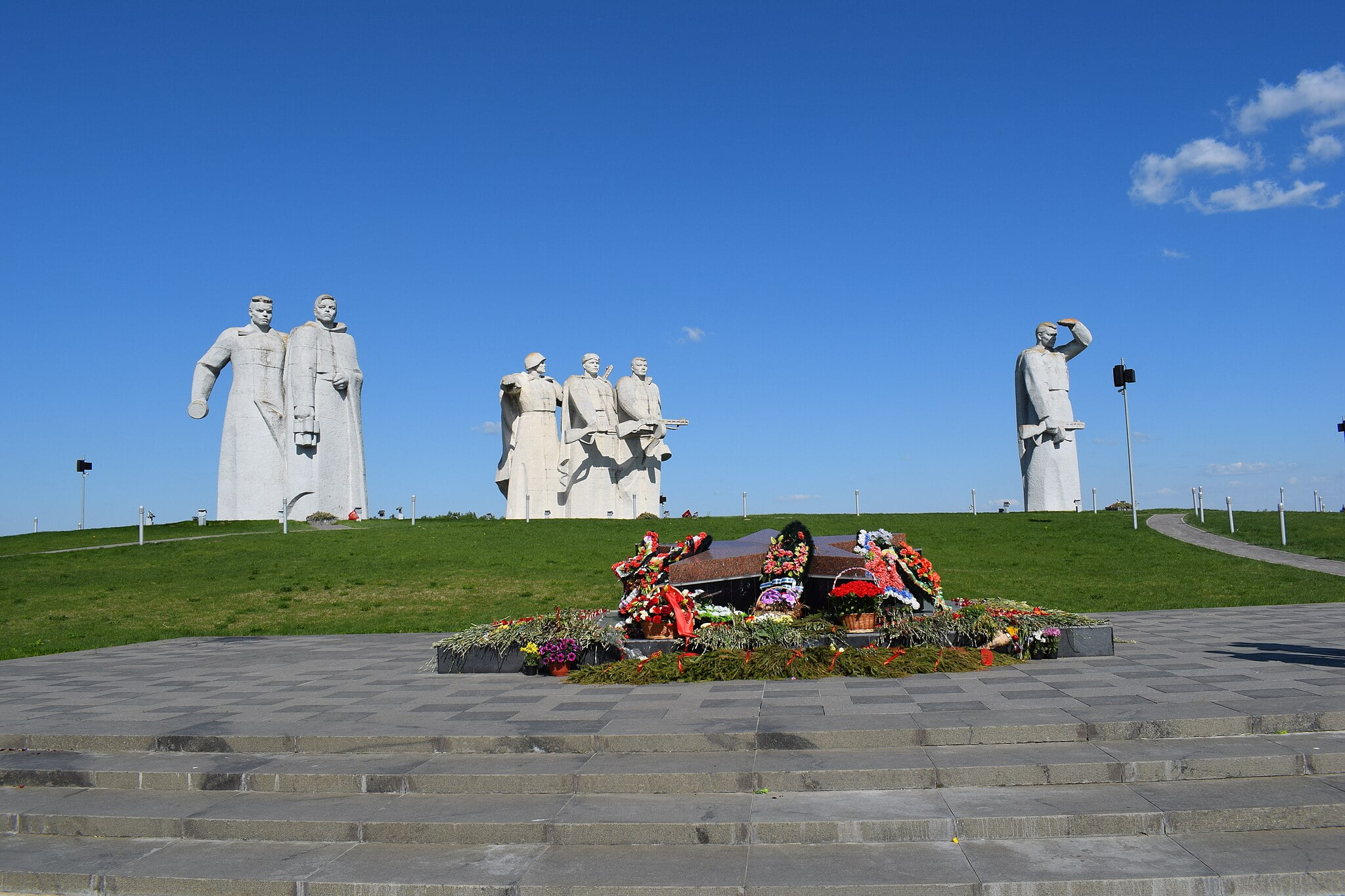 Pomnik panfiłowców we wsi Dubosiekowo. Valentina Martikhina, CC BY-SA 4.0 