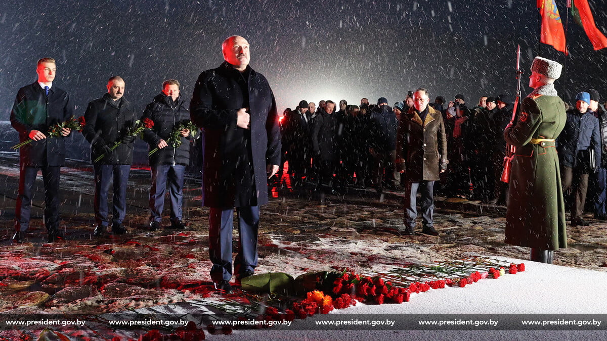 Aleksandr Łukaszenka wraz z synami składa kwiaty w kompleksie memorialnym w Chatyniu, 22 marca 2021 r. Źródło: president.gov.by