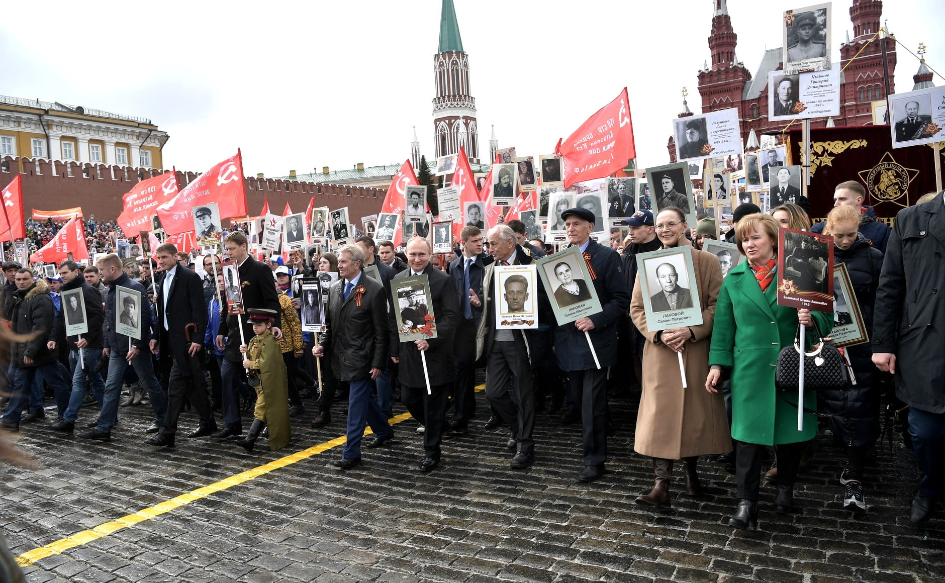 Putin na czele marszu Nieśmiertelnego Pułku, 2018. Kremlin.ru, CC BY 4.0