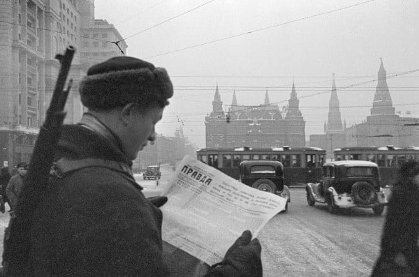 Czerwonoarmista czyta propagandową gazetę "Prawda" na tle Moskwy, listopad/grudzień 1941 r. CC-BY-SA 3.0, CC BY-SA 3.0