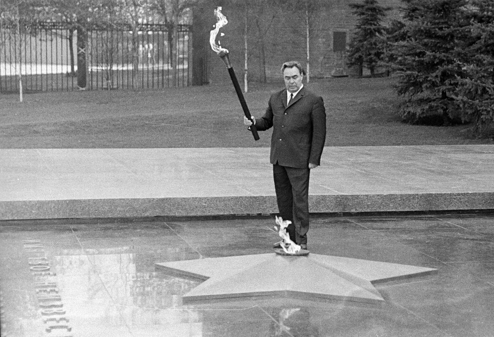 Leonid Breżniew po zapaleniu Wiecznego Ognia na Grobie Nieznanego Żołnierza w Moskwie, 1967 r., Mos.ru, CC BY 4.0