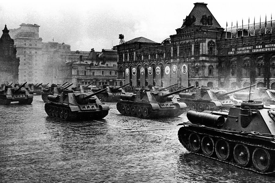 Działa SU-85 na Paradzie Zwycięstwa, 24 czerwca 1945 r., Moskwa. Mil.ru, CC BY 4.0 