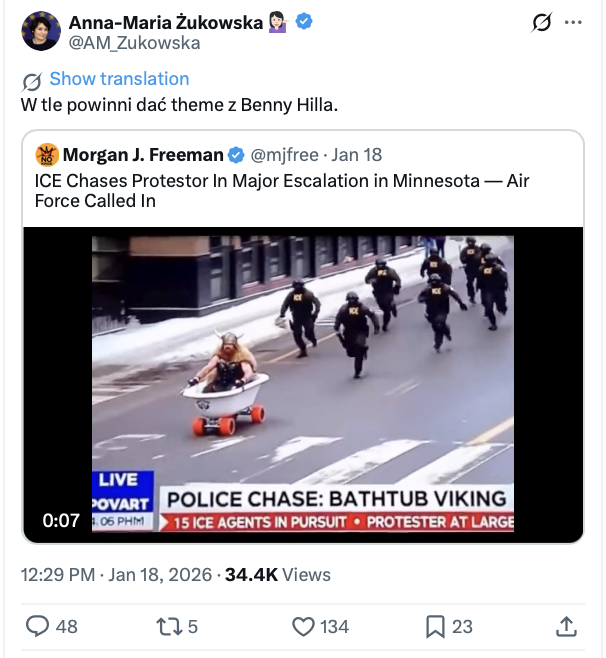 Film z agentami ICE goniącymi wikinga w wannie na kółkach to AI